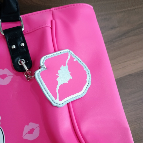 Betty Boop Vibrant Pink Tote with Black Handles - Picture 3 of 7